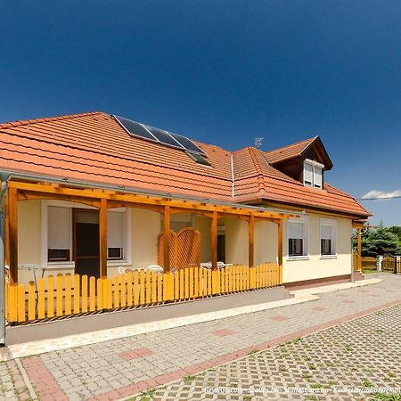 Barbara Apartmanhaz Kehidakustány Екстериор снимка